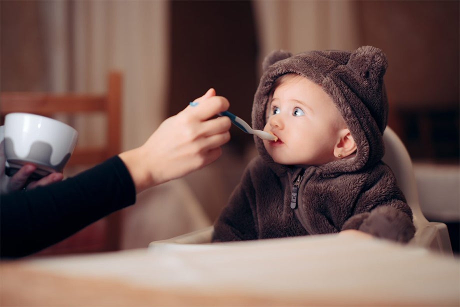 Mẹ giữ ấm cơ thể của bé phòng bệnh hô hấp cho trẻ