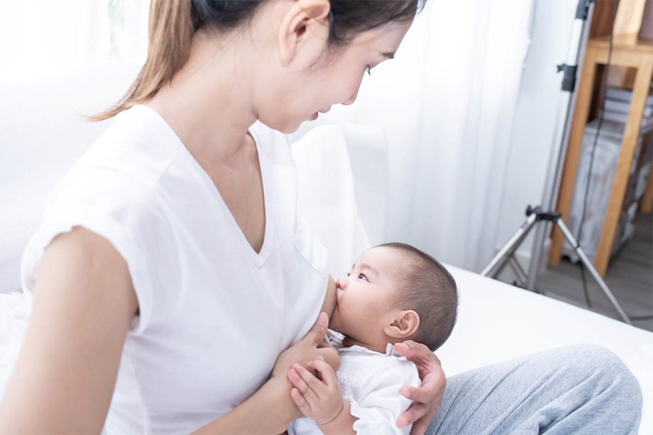 Điều chỉnh tư thế cho con bú đúng cách phù hợp với chiếc miệng xinh