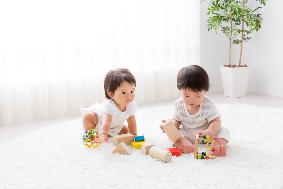 Tư thế cho con bú đúng cách khi có cặp song sinh