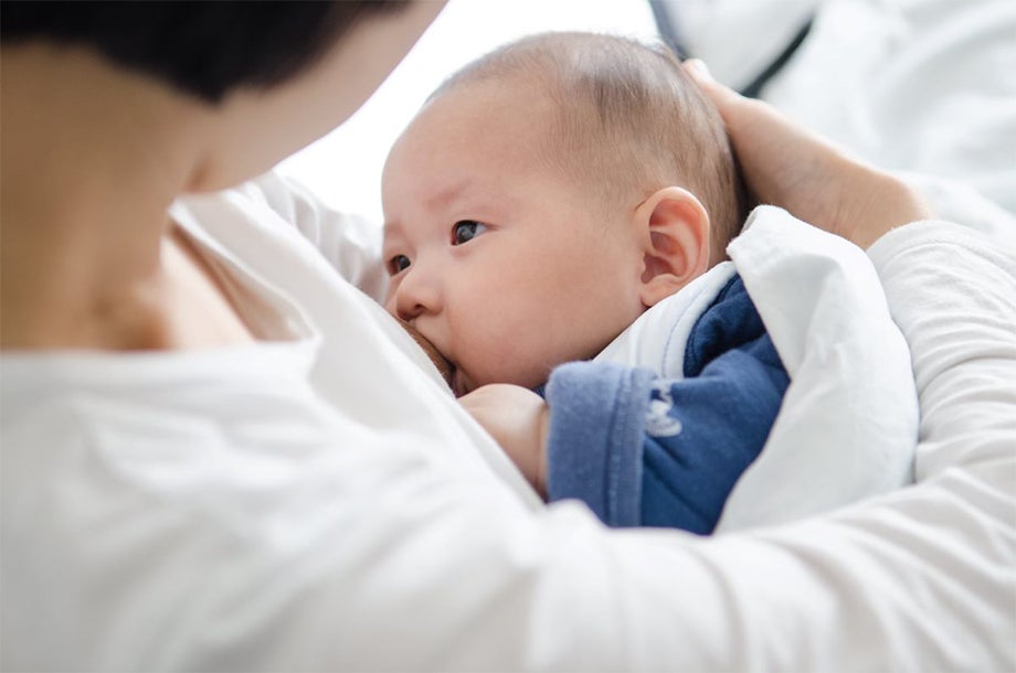 Dấu hiệu cho biết con đã bú sữa mẹ đủ