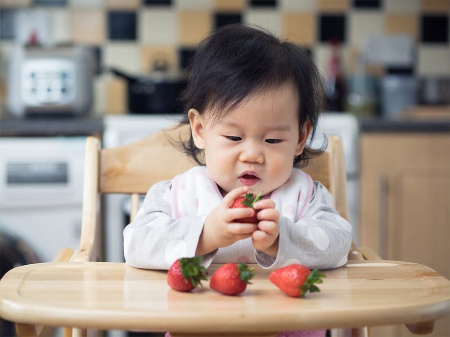 Sử dụng ghế tập ăn dặm là cách cho bé ăn dặm an toàn nhất
