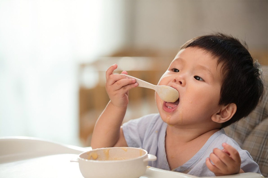 Không gian yên tĩnh và không làm phiền khi ăn sẽ giúp bé tập trung vào bữa ăn hơn