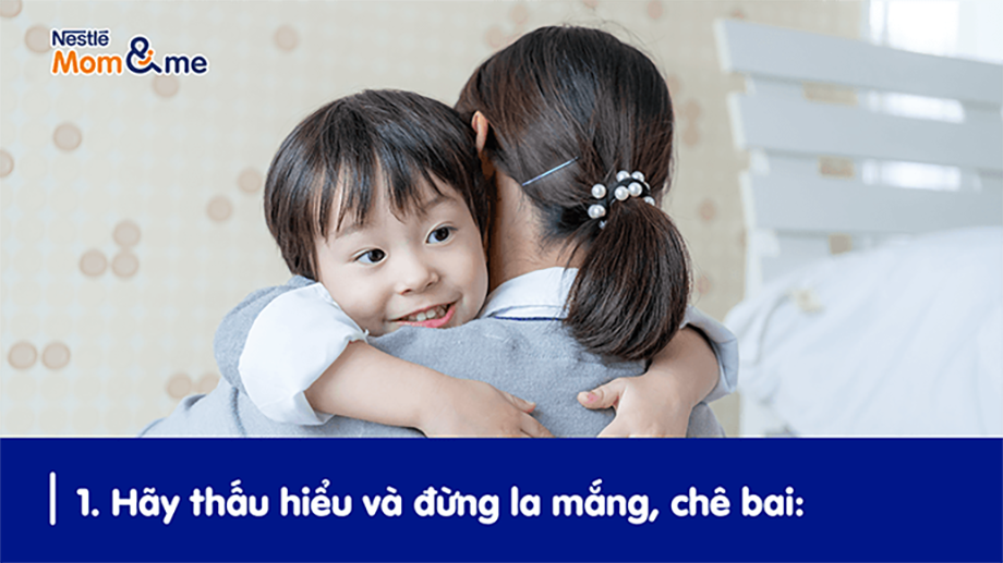 Nên làm: Ôm ấp, vỗ về con để động viên con thử làm nhiều điều mới