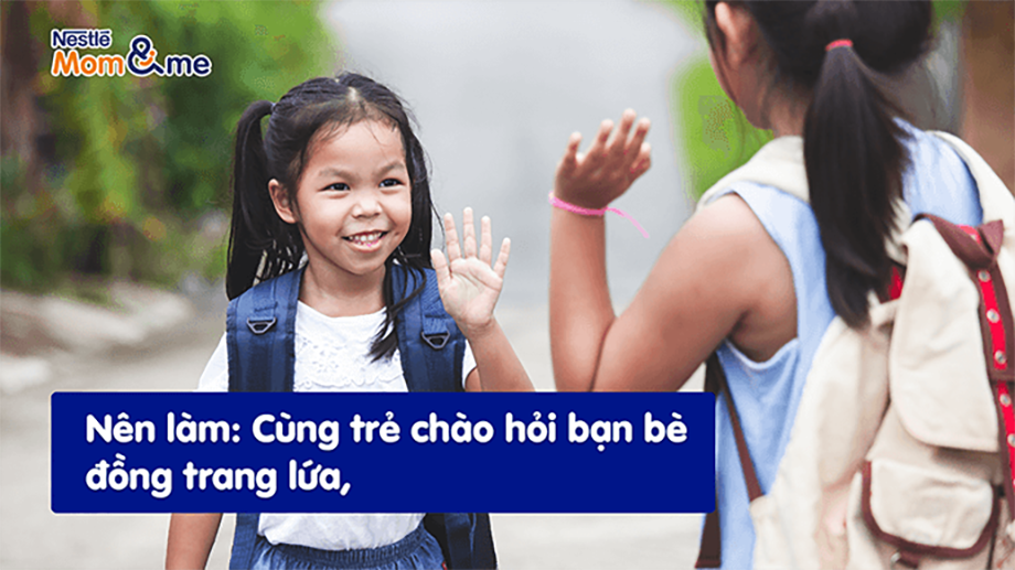Nên làm: Cùng trẻ chào hỏi bạn bè, người lớn tuổi hoặc hàng xóm. Cho trẻ xuống sân chơi, làm quen với các bạn cùng lứa.