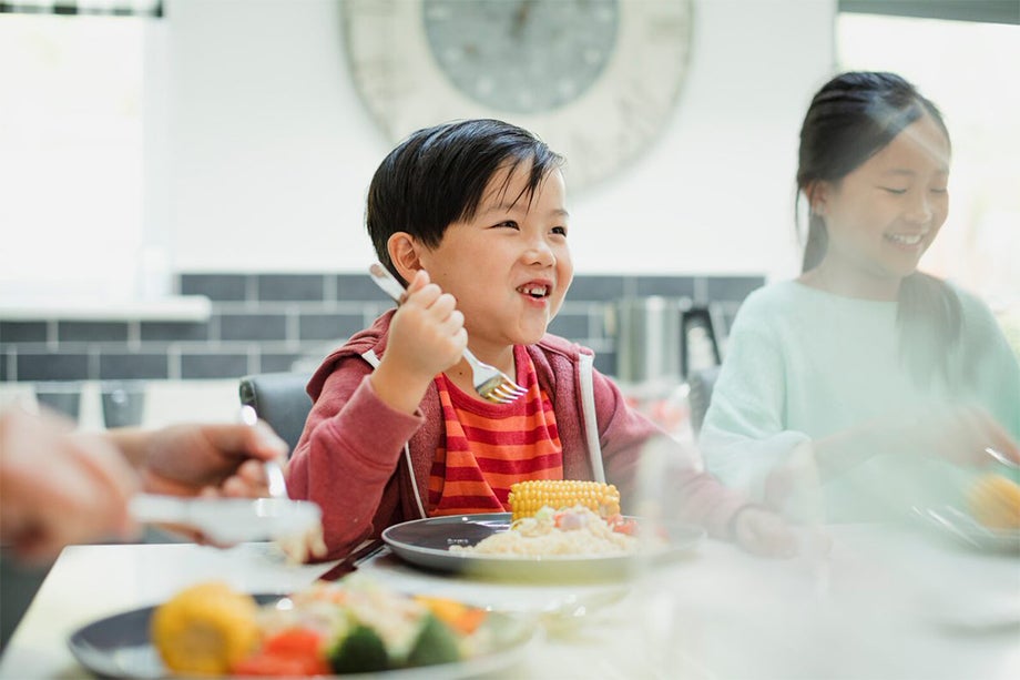 Quy chuẩn ăn uống gồm 3 yếu tố là môi trường ăn, lượng thức ăn và cách cho ăn