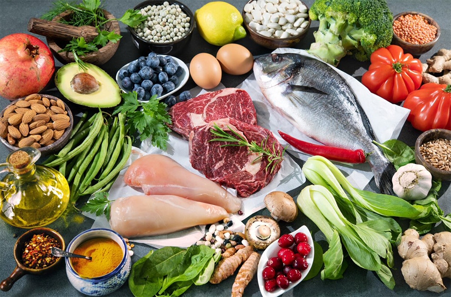 Bữa ăn nên kết hợp chất đạm của thịt cá với rau củ quả sẽ đảm bảo dinh dưỡng cho trẻ