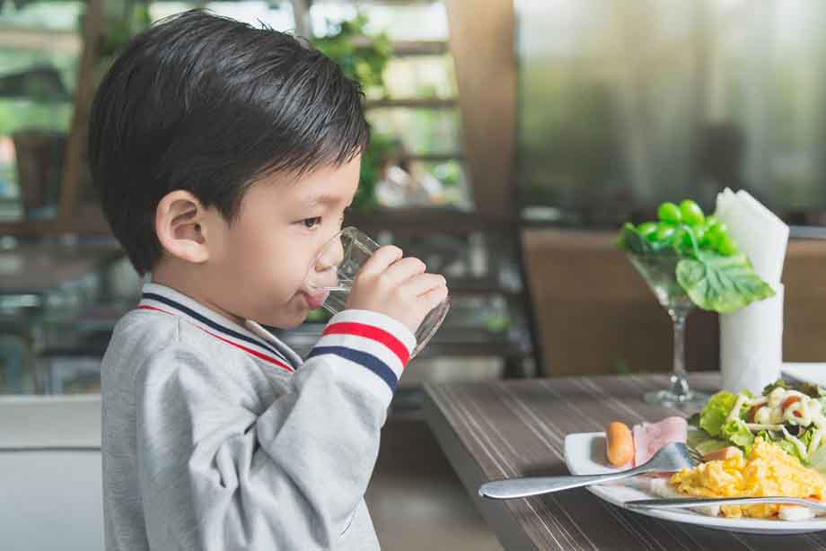 Lưu ý bổ sung đầy đủ dưỡng chất trong các bữa ăn để tăng sức đề kháng cho bé