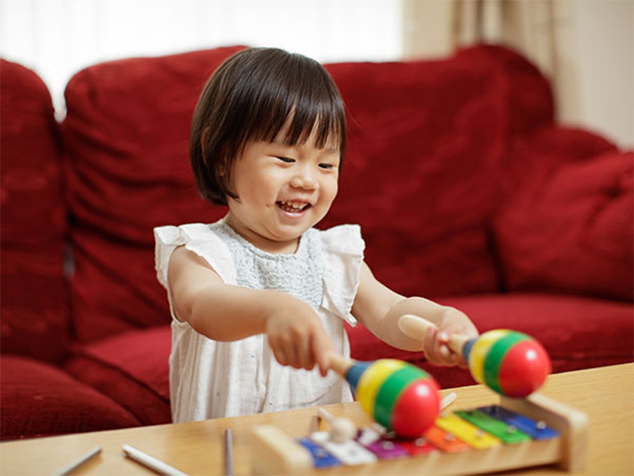 Lục lạc là món đồ chơi giúp trẻ phát triển toàn diện hơn về thính giác