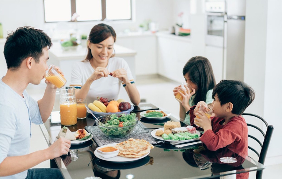 Cách cho ăn hoặc môi trường cho ăn không đúng cách dễ gây tình trạng biếng ăn ở trẻ
