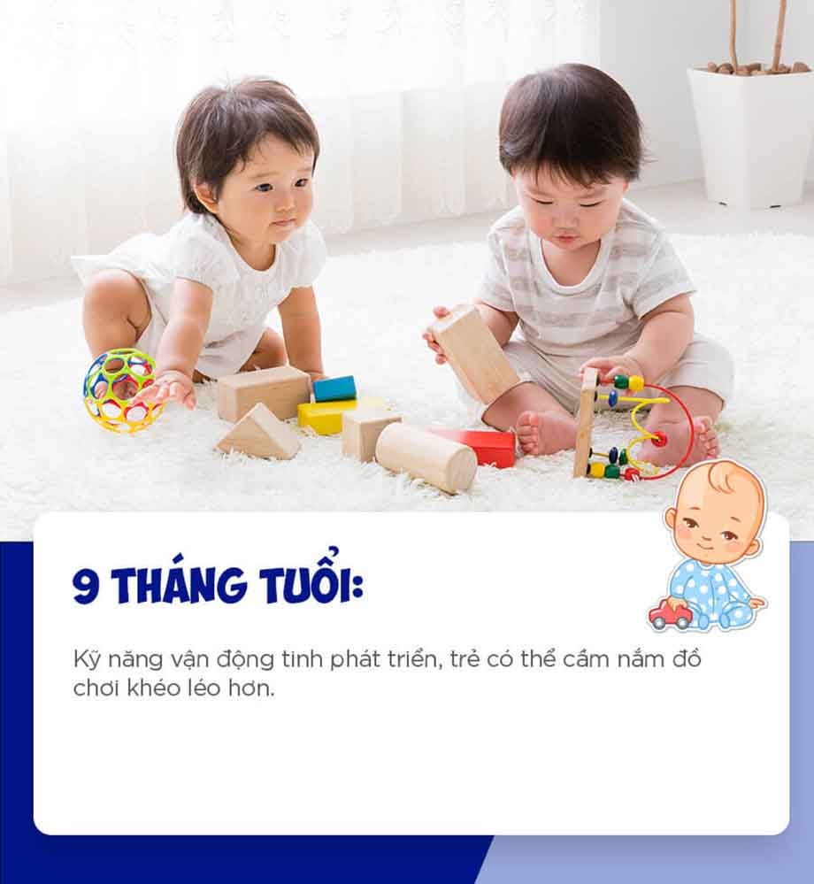 9 tháng tuổi: Kỹ năng vận động tinh phát triển, trẻ có thể cầm nắm đồ vật khéo léo hơn