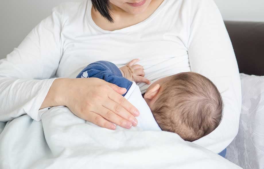 Không được thiếu sữa mẹ trong chế độ dinh dưỡng cho trẻ 6 tháng tuổi