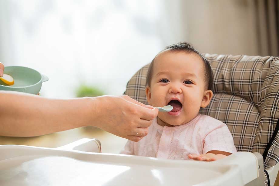 Ăn dặm giúp bổ sung dinh dưỡng cho trẻ 6 tháng tuổi