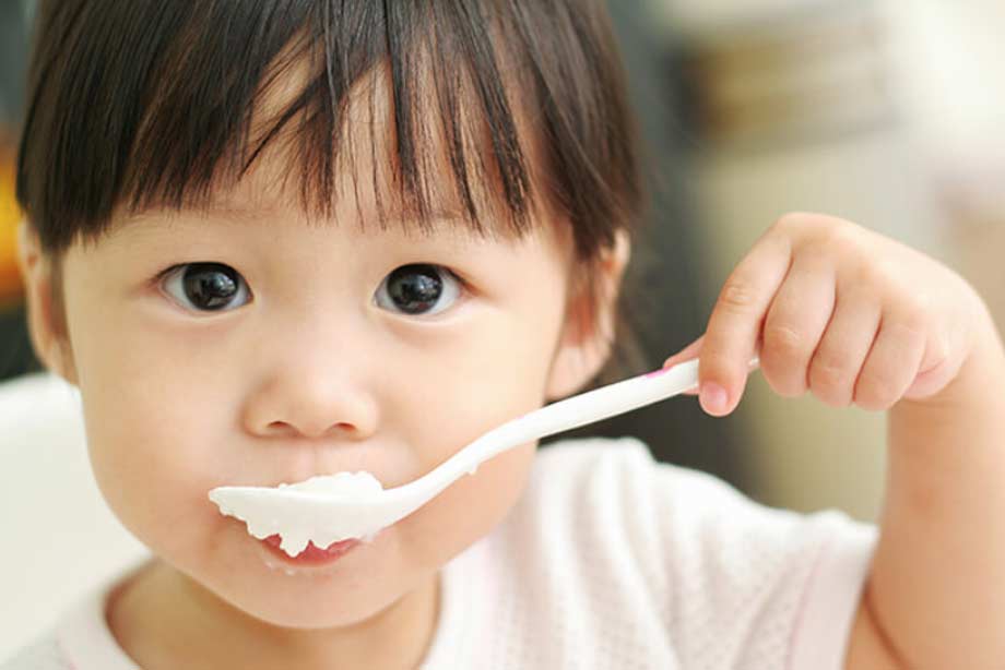 Nhu cầu dinh dưỡng cho bé 1 tuổi tăng so với trước đó