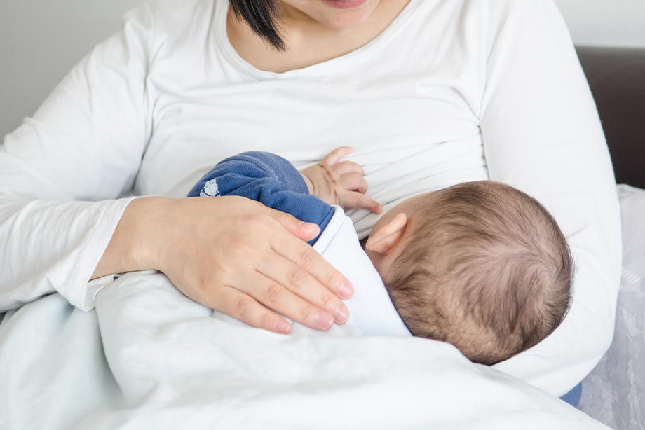 Nên cho con bú mẹ hoàn toàn trong 6 tháng đầu