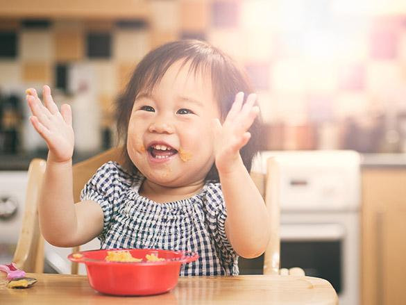 Tránh các thực phẩm có nguồn gốc từ sữa bò khi cho bé ăn dặm