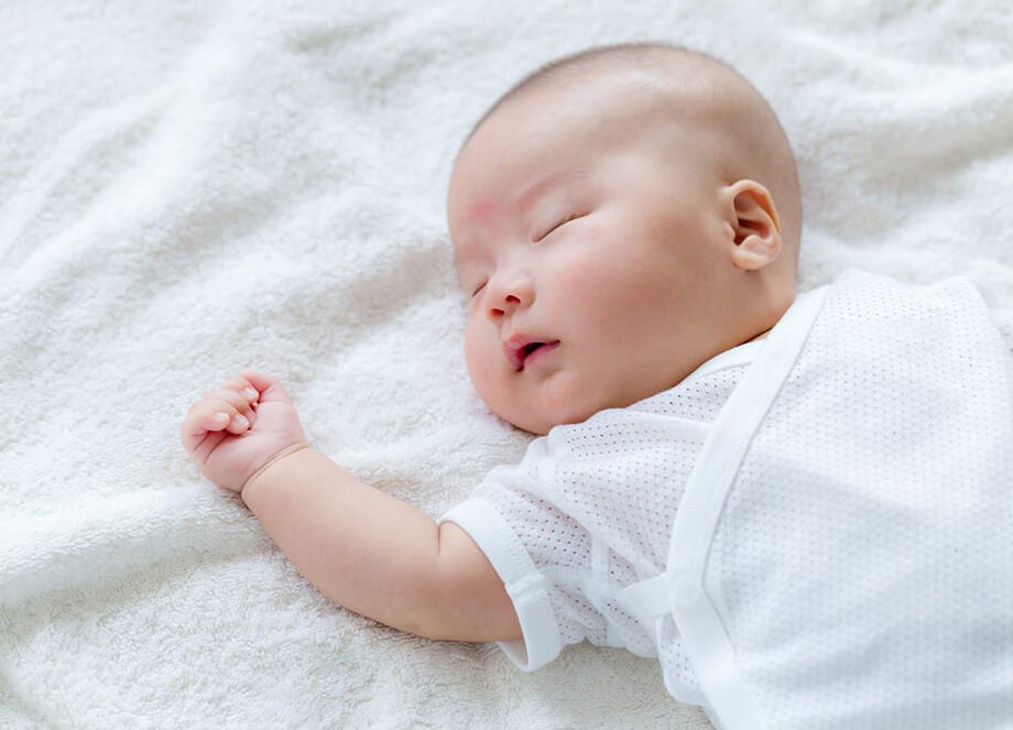 Trước 6 tháng tuổi dạ dày của trẻ còn non yếu vì thế không nên cho trẻ ăn dặm sớm