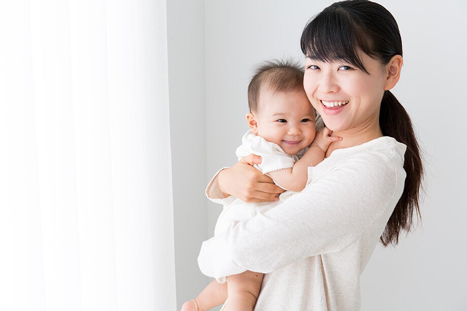 Bổ sung dinh dưỡng cho bé bằng sữa mẹ giúp bé phát triển toàn diện