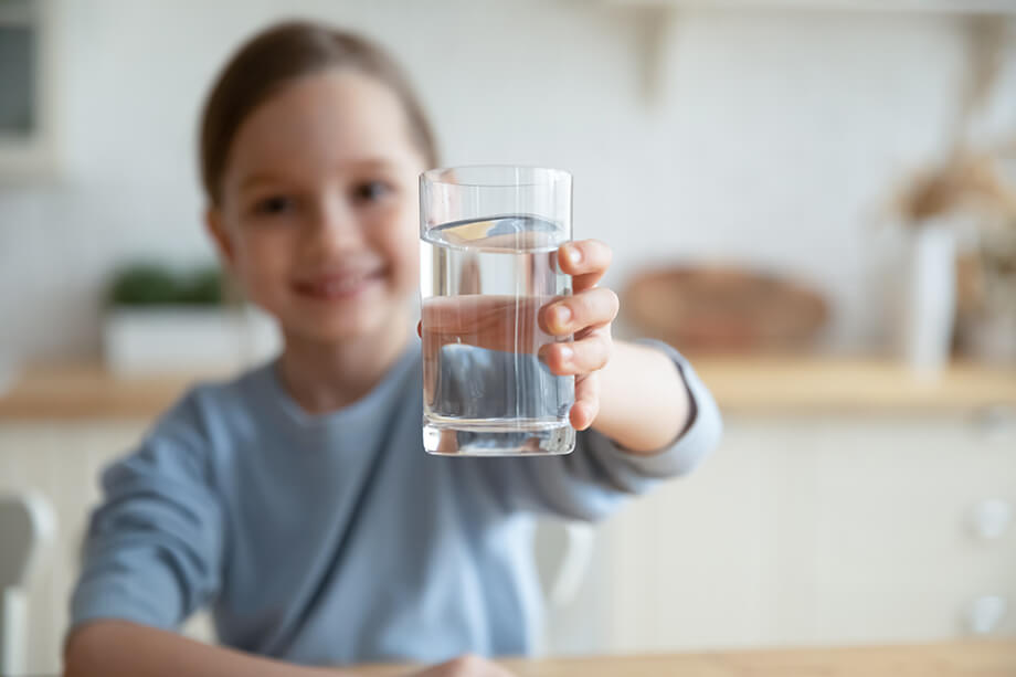 Nên cho trẻ uống đủ nước vào các thời điểm trong ngày để đáp ứng đủ nhu cầu nước của trẻ