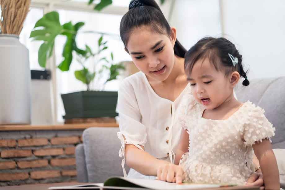 Bố mẹ hãy kiên nhẫn, gợi ý để trẻ có thể diễn đạt được ý của mình với người nghe