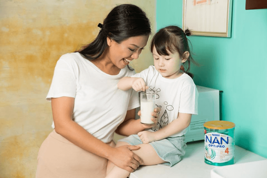 Hình minh họa cách giúp bé tiếp nhận món ăn mới