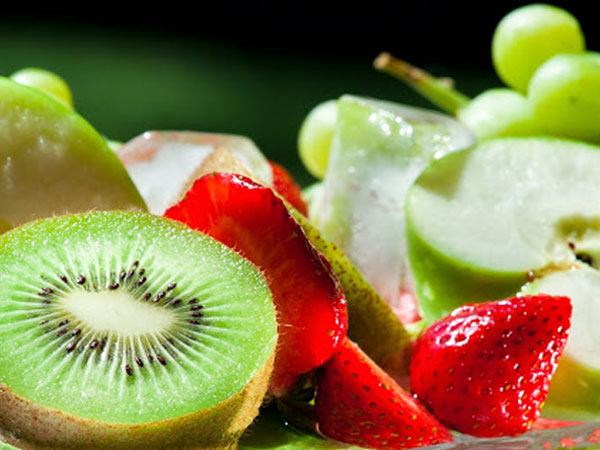 Thực phẩm giàu vitamin c cho bé - Dâu tây và Kiwi
