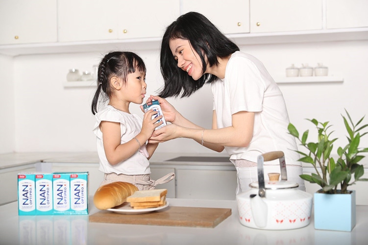 Hệ miễn dịch chưa hoàn thiện nên trẻ thường bị rối loạn tiêu hóa các mẹ lưu ý cho trẻ ăn uống đúng cách.