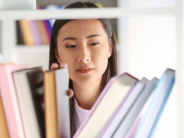 Hình minh họa việc đọc sách đúng cách giúp bé thông minh hơn