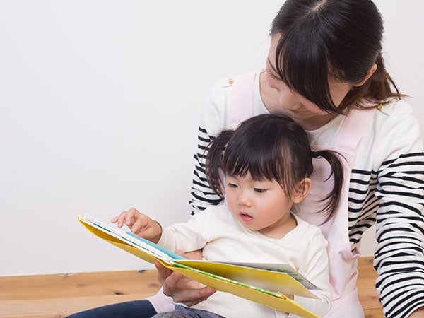 Hình minh họa việc đọc sách đúng cách giúp bé thông minh hơn