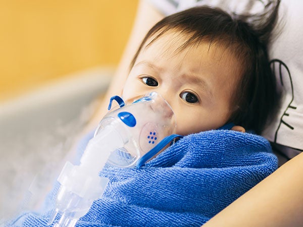 Dưới 6 tháng tuổi bé không nên ăn dặm vì nguy cơ bệnh đường hô hấp