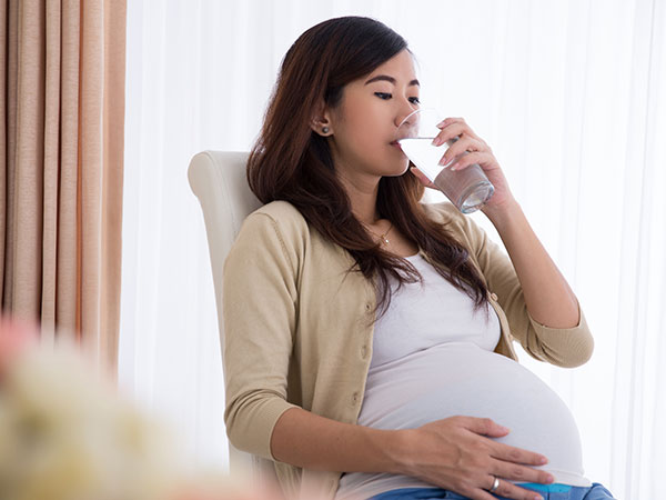 Uống đủ nước tốt cho mẹ và bé