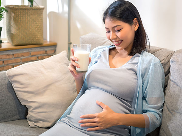 Mẹ bầu cần bổ sung đủ canxi và thêm vitamin D để tăng cường chuyển hóa canxi