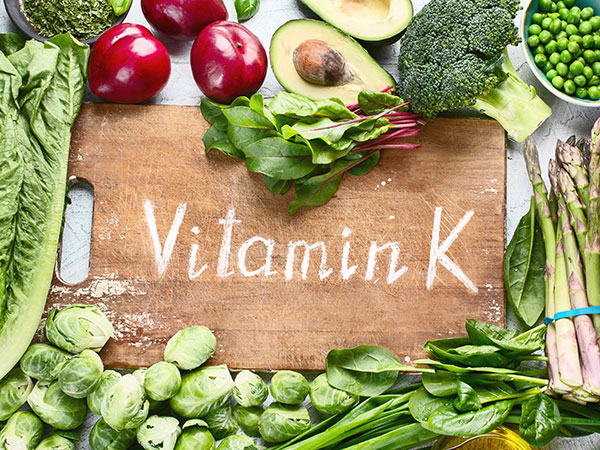 Vitamin K được tìm thấy nhiều trong các loại rau củ có màu xanh đậm