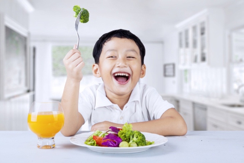 Thói quen ăn uống lành mạnh ở trẻ nên được cha mẹ tập luyện cho từ nhỏ để bé lớn lên khỏe mạnh 