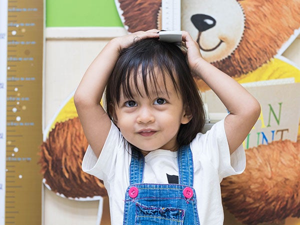 Hình minh họa cách đánh giá sự phát triển chiều cao của bé 2 tuổi