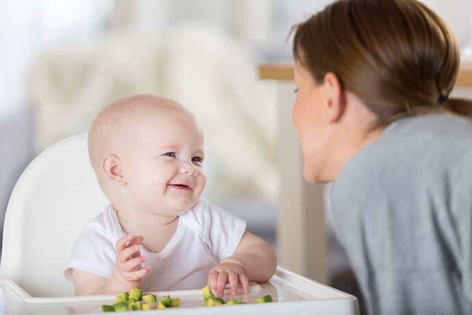 Trẻ làm quen với thức ăn thô khi Ăn dặm kiểu BLW