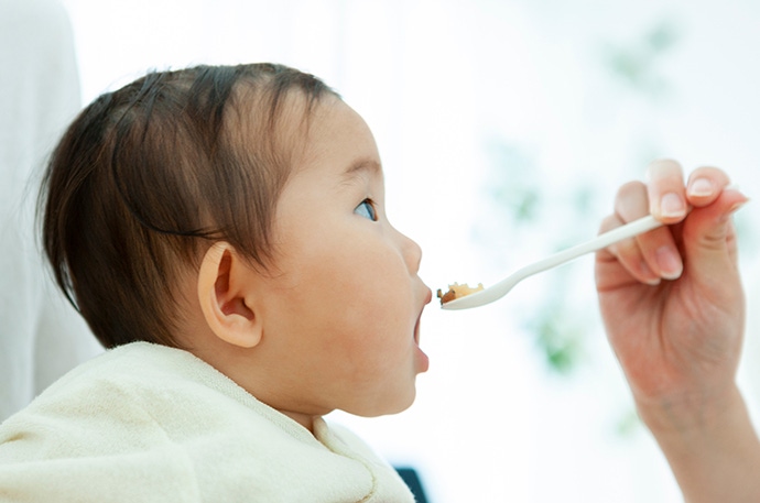 Nestlé Mom & Me gợi ý để các mẹ chọn thực phẩm ăn dặm cho trẻ 6 tháng tuổi.