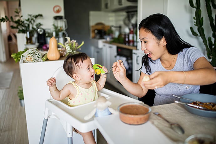 Bắt đầu tập cho con ăn dặm từ 6-8 tháng tuổi để bổ sung dinh dưỡng