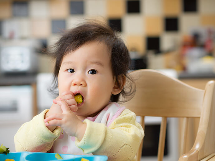 Mỗi ngày trẻ 12 tháng tuổi cần ăn đa dạng nhóm thực phẩm 