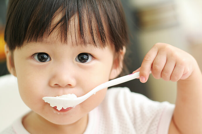 Nên lựa chọn các loại thức ăn mềm để hạn chế nguy cơ hóc ở trẻ