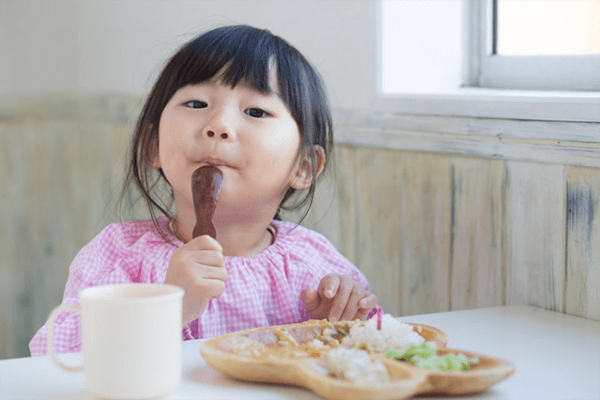 Trẻ biết khi nào no hoặc đói, đừng thúc ép để con ăn được nhiều