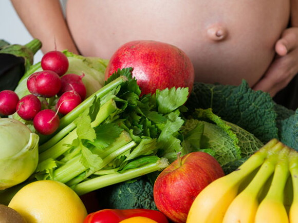 Mẹ cần xây dựng chế độ ăn uống giúp bổ sung axit folic và sắt trước khi mang thai