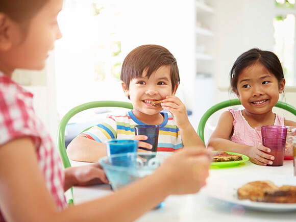 Trẻ ăn vặt nhiều sẽ lười ăn thực phẩm trong bữa ăn chính