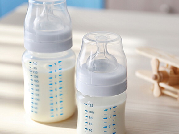 chọn bình sữa cho trẻ sơ sinh phải thật tiện dụng và phù hợp với từng bé