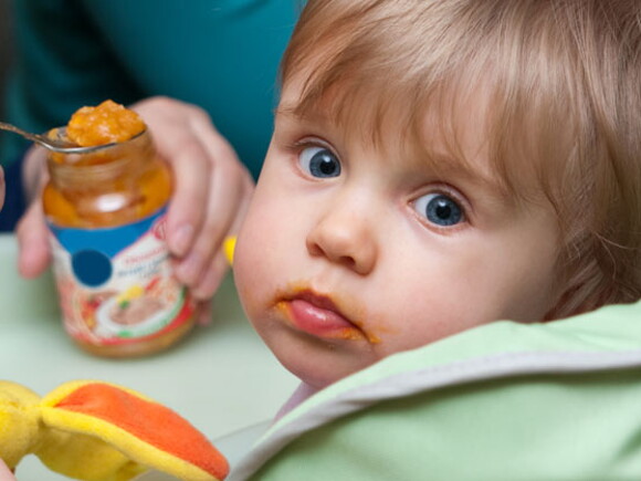 Cho bé làm quen với thức ăn đặc sẽ giúp bé tăng trưởng và phát triển tối ưu