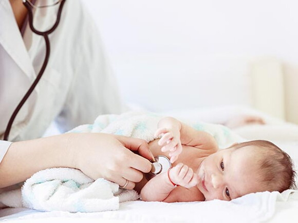 Những điều nên hỏi khi đưa bé đi khám sức khỏe sau sinh 