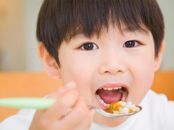 Chế độ dinh dưỡng cân bằng sẽ giúp trẻ phát triển thể chất tốt nhất