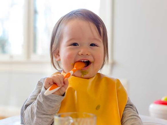 Dinh dưỡng cho trẻ 6 tháng tuổi: Ăn dặm và sữa mẹ