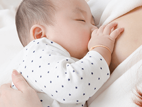 Cho trẻ bú sữa mẹ càng sớm càng tốt