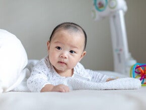 Dấu hiệu bé biết lật: Hành trình đầu tiên trong sự phát triển của trẻ