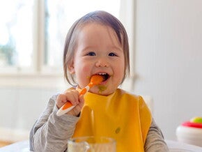 Khi nào thì trẻ bắt đầu ăn dặm?